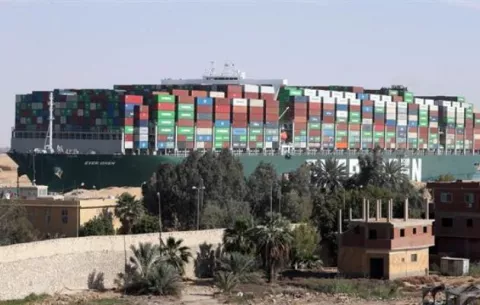 Crisis en canales de Suez y Panamá afecta comercio mundial