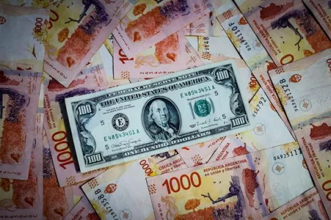 Precio del dólar informal  alcanza los 1.120 pesos