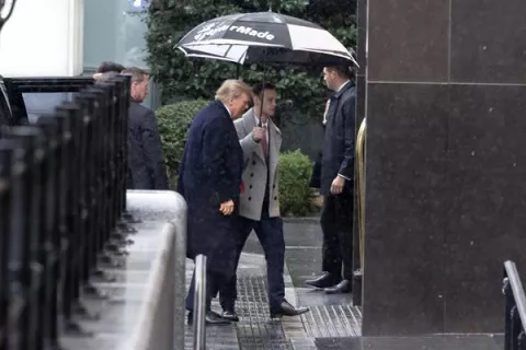 Trump choca con corte que estudia si puede ir a juicio