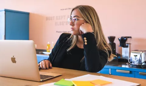 Más empleo y mejores salarios exigen los trabajadores