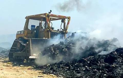 Municipio enfrenta solo el fuego en vertedero de Penonomé