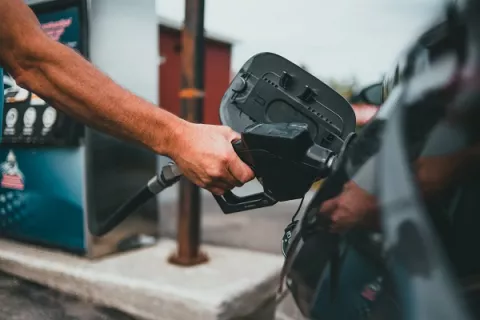 Gasolina subirá 12 centavos desde el viernes
