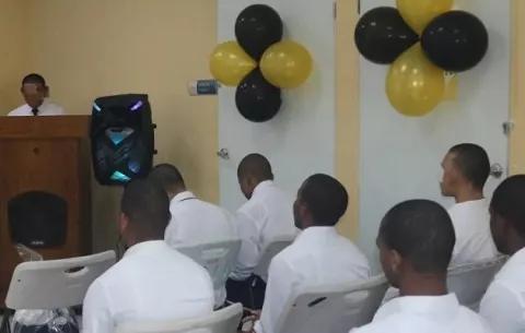 Jóvenes infractores se gradúan en una ceremonia intramuros 