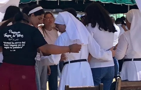 Con lágrimas, se despiden miles de jóvenes de Parita 