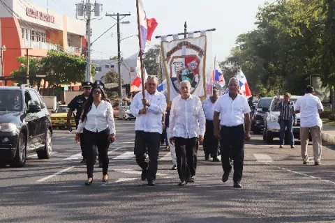 Se desmaya héroe de la patria en los actos del 9 de enero