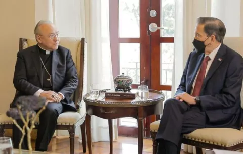 Laurentino Cortizo recibe visita de prelado del Vaticano 