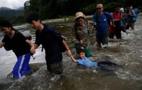 ¿Por qué migran?: Realidades unen a migrantes que cruzan la selva de Darién   