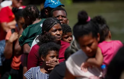 Cobraban 25 % o más por recibir y cambiar dinero a migrantes