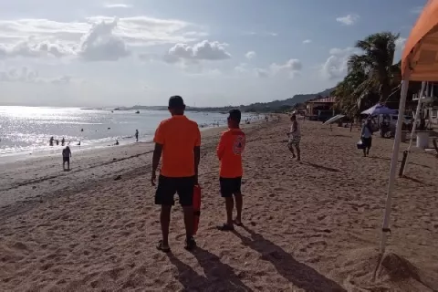 Se salvan 3 de ahogarse, hay un desaparecido en playa Malibú