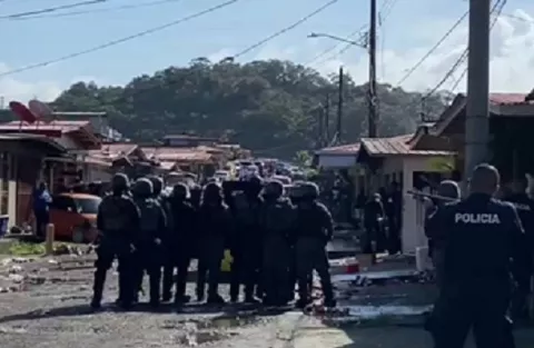Enfrentamiento campal entre policías y fiesteros en Colón