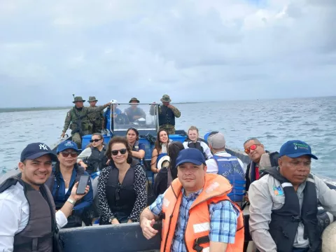 Interparlamentarios británicos visitan isla en Guna Yala