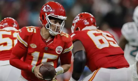  NFL examinará el casco de Patrick Mahomes que se rompió en Chiefs-Dolphins