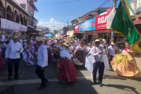 Miles de polleras colorearon las calles de Las Tablas