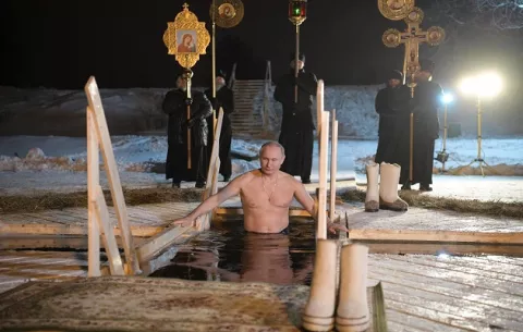 Putin se tira en agua helada en la Epifanía ortodoxa