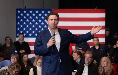 DeSantis abandona primarias republicanas y  apoya a Trump