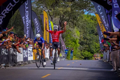 Tico Arias gana sexta etapa; Roberto González es segundo