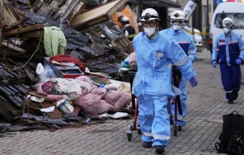 Van 94 muertos y 242 desaparecidos por terremoto de Japón