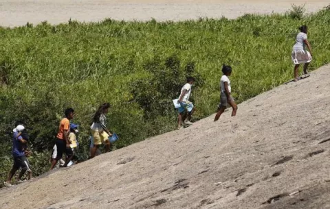Miles de desplazados por violencia que recrudece en Colombia