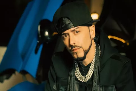 Yandel lanzará zapatilla junto a la marca de Patrick Ewing