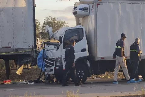 Copiloto muere tras colisión de camión refrigerado en Los Canelos