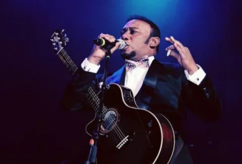 ¿Por qué el bachatero Anthony Santos tiene orden de arresto?