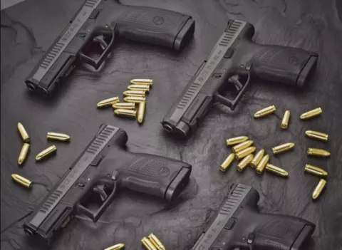 Presos por tener un arma sin permiso en Villa Luzmila
