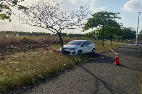 Lo sorprenden en la vía y recibe un tiro entre la cabeza y la oreja