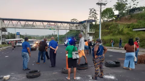 Cierran calle en Colón por falta de agua