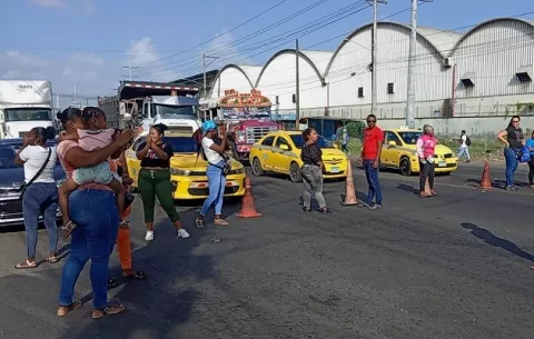  Cierran vía porque sus hijos no han cobrado beca del Ifarhu