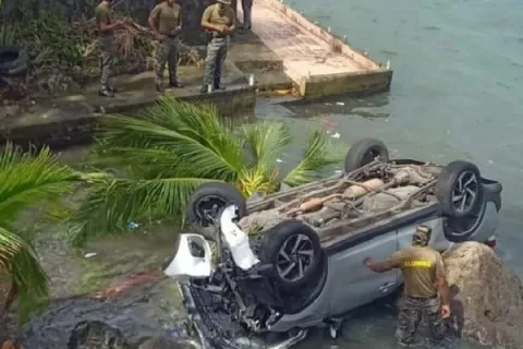 ¡Milagro! Seis personas sobreviven luego que el auto cayera al mar 