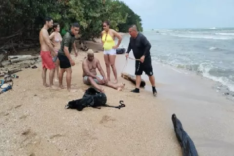 Policías salvan a joven de morir arrastrado por olas de playa Diablo