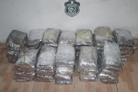 Encuentran bulto con 60 paquetes de droga en la Costa Arriba