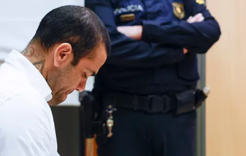 Dani Alves, condenado a 4 años de cárcel por violar a joven