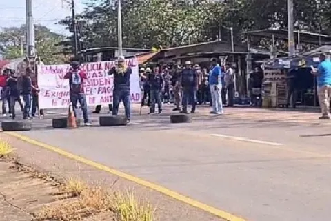 Exfuncionarios cierran Divisa y exigen prima de antigüedad
