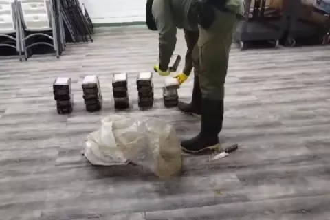 Encuentran 25 paquetes de droga en área protegida de Colón