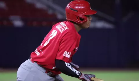 José Bernal es  campeón bate en el béisbol juvenil