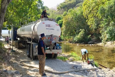 Congestionamiento de cisternas en tomas de agua en ríos