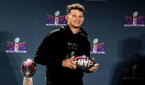 Patrick Mahones festeja título de la NFL en Disneylandia