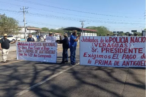 Policías retirados vuelven a las calles para exigir dineros adeudados