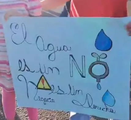 Cierran calle en Los Santos para exigir agua potable