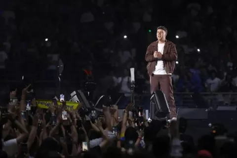 Su canción de despedida es un éxito en Youtube
