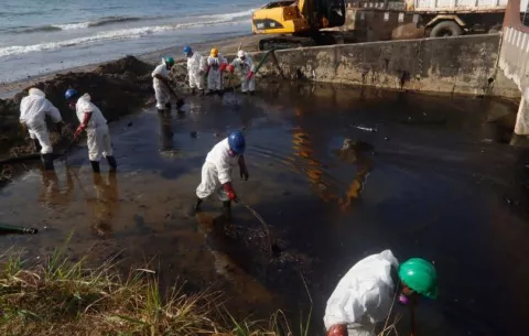 Trinidad y Tobago afronta emergencia por grave derrame de crudo