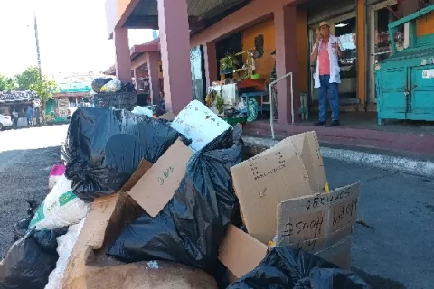 Residentes de El Espino cierran la vía de acceso al vertedero