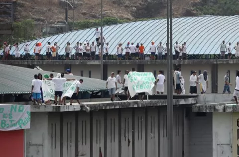 Un muerto y cuatro heridos tras  motín en cárcel de Ecuador