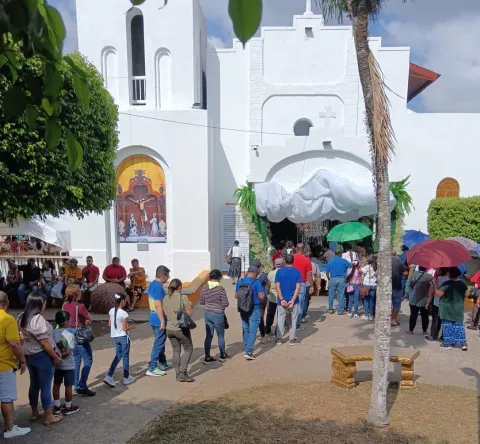 Viernes Santo: feligreses acuden al Cristo de Alanje
