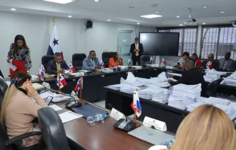 Aprueban traslados de partidas para instituciones del Estado