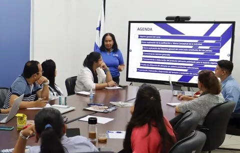 Personal de la ARAP se ilustra sobre nutrición acuícola