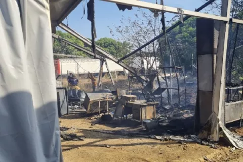 Incendio en herbazal consume depósito del Sinaproc