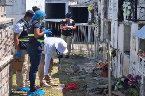 Desconocidos profanan tres tumbas en el cementerio de Bejuco