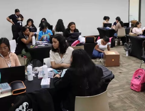 Programa de capacitación tecnológica para mujeres jóvenes